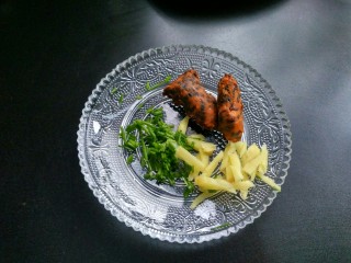 6、快手麻辣烫,生姜切丝，香葱切碎，准备两小块火锅底料。