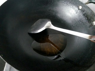 7、快手麻辣烫,锅里放适量的油，不用放太多，火锅底料里面有油。