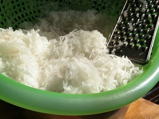 2、潮汕+广章,用抛丝刀把白萝卜抛成细丝（抛丝过程手臂会酸，就想起了小时候做这道美食被妈妈拉去当劳苦童工的心酸血泪史～????因为我妈经常叫我去抛菜头丝）