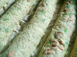 18、潮汕+广章,广章底部朝下放到蒸笼里，剩下的材料也是一样重复这个步骤，水烧开后把蒸笼放上大概17分钟左右