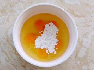 2、妈妈的味道～美味蛋饺（平底锅版）,加入适量的玉米淀粉（这样蛋饺皮不容易破）