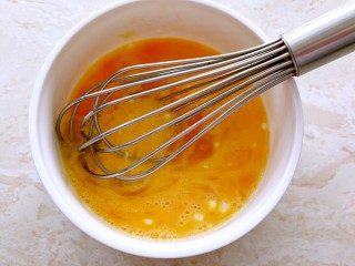 3、妈妈的味道～美味蛋饺（平底锅版）,用蛋抽搅打均匀