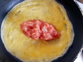 11、妈妈的味道～美味蛋饺（平底锅版）,挖适量的牛肉沫放在蛋皮中间