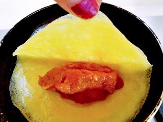 12、妈妈的味道～美味蛋饺（平底锅版）,用刮刀顺着蛋皮的边缘轻轻划一下，用手提起蛋皮往另一边合起来（因为一个人又做又拍照，大家应该明白吧）