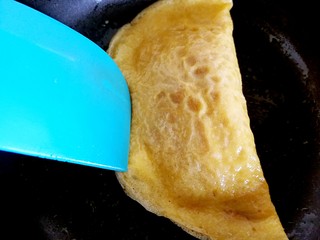 13、妈妈的味道～美味蛋饺（平底锅版）,然后用刮刀轻压蛋饺的边缘，全部轻压紧