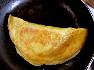14、妈妈的味道～美味蛋饺（平底锅版）,然后翻过来，煎一下