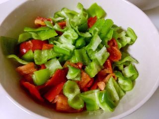 6、糖醋鸡腿菇（菌菇）,切好的青椒上撒一小撮盐，翻抖均匀