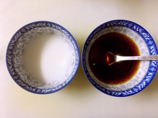 8、糖醋鸡腿菇（菌菇）,一小勺淀粉加入两大勺水调匀