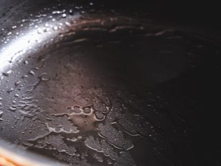 10、简单快手零失败的 番茄蛋包饭,不粘锅内刷一层油