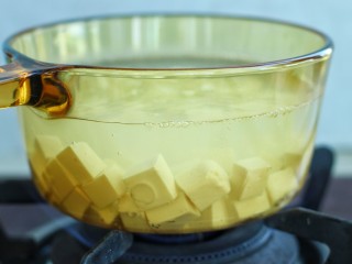 3、麻婆豆腐,锅中烧开水加2克盐，然后放入豆腐块煮2-3分钟