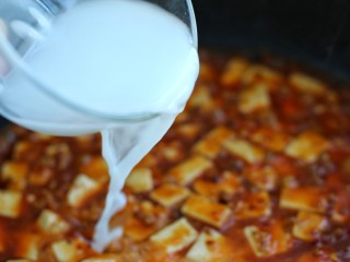 14、麻婆豆腐,倒入水淀粉勾薄芡
