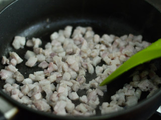 8、卤肉饭,锅里放少许底油，倒入五花肉煸炒