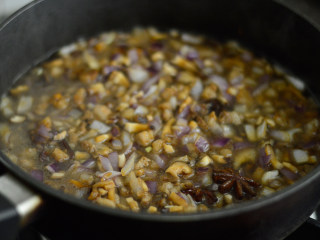 12、卤肉饭,倒入水，没过肉菜即可