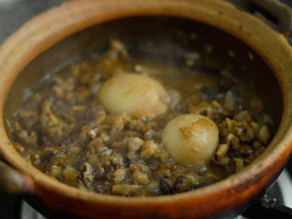 15、卤肉饭,30分钟后调入盐和白糖，开大火收汁