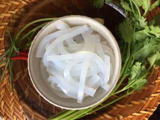 1、伤心凉粉,先将凉粉切成丝，筷子头那么大可以，放入碗中。