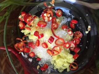 2、伤心凉粉,将生抽+姜汁+蒜泥+小米辣+白糖+红醋+芝麻油 混合一起 腌酱料，腌20分钟就可以了。