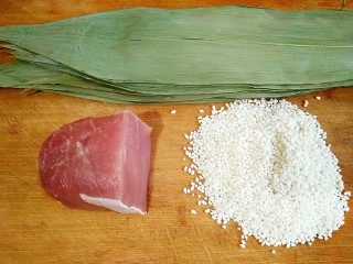 1、鲜肉粽子,准备食材。糯米要选择圆粒的，因为圆粒糯米比长形糯米更有粘性也更糯，口感也更好。