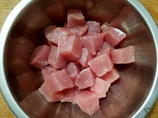 2、鲜肉粽子,里脊肉洗净切2立方厘米的小块，一块重约7-8克的样子。