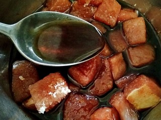 3、鲜肉粽子,将切好的里脊肉块放进容器中，按自己的口味，放入味极鲜酱油、黄豆酱油、白糖、鸡精、料酒、蚝油等，抓拌均匀腌至3-4个小时，或一晚上，让肉入味儿。