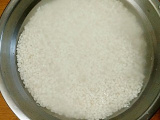 4、鲜肉粽子,糯米洗净，用温水浸泡3-4小时，米和水的比例为一比二。这样泡出来的糯米，做成粽子有光泽，口感黏度适中，精而不烂。