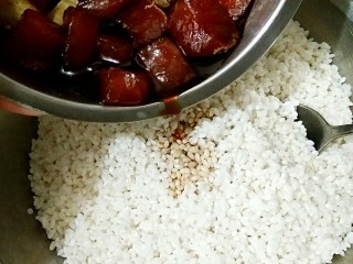 5、鲜肉粽子,将泡好的糯米沥水，把腌鲜肉的汤汁倒进糯米中，拌匀。