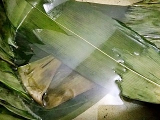 7、鲜肉粽子,把粽叶洗净，用开水烫，不用煮哦，这样的粽叶包出的粽子更清香。