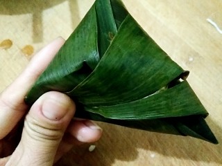 10、鲜肉粽子,包成三角粽子。