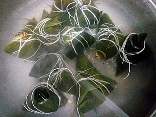 12、鲜肉粽子,锅内放能没过粽子的水，大火煮开后，转中火煮2个小时，再转小火焖煮2小时。