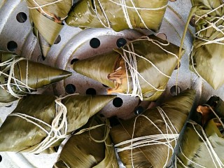 13、鲜肉粽子,沥水捞出后放在篦子上晾一下，不烫手的时候就可以剥开来吃了。