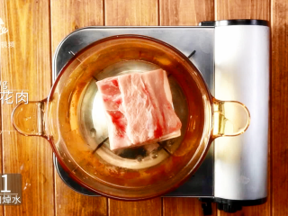 1、四川烧白,宴席压轴菜的家常做法,锅中倒适量清水,放500g五花肉