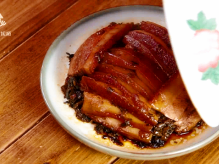 15、四川烧白,宴席压轴菜的家常做法,最后,将蒸碗扣入盘中即可。