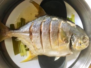 10、清蒸鱼,鱼熟后去掉表面的葱姜，利用两个铲子之类的挪到一个深盘里
