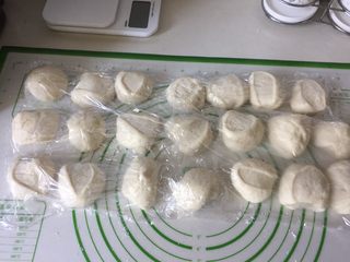 5、鲜肉包子,案板上撒少许面粉，面剂子盖保鲜膜静置醒发15分钟。