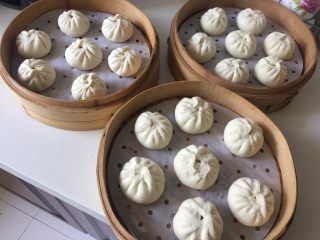 8、鲜肉包子,蒸屉垫上油纸或纱布，包好的包子放在油纸上，包子之间要留出一定的间距，包子在蒸的过程中会变大。