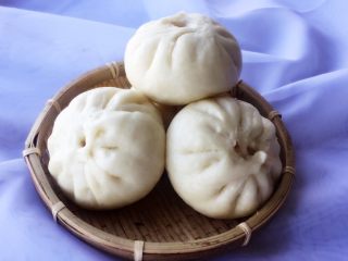 12、鲜肉包子,儿子一口气吃了四个，边吃边嘀咕刚出锅的好吃。