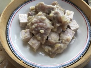 12、广式早茶特点，蒜香排骨,倒入蒸碟里。