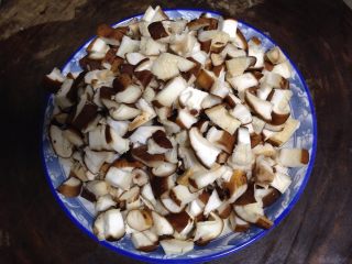 1、#咸味#自制花生香菇酱,鲜香菇洗净切成小丁（香菇梗不用去掉，切丁就行)