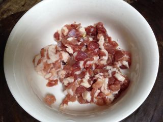 2、#咸味#自制花生香菇酱,五花肉切小丁