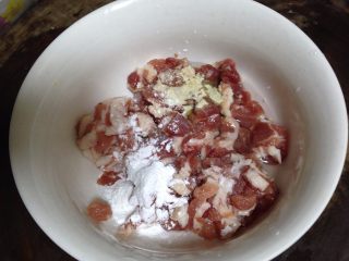 3、#咸味#自制花生香菇酱,用白胡椒粉、淀粉、料酒1大勺抓匀上浆