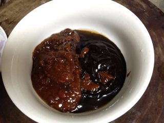 4、#咸味#自制花生香菇酱,豆瓣酱和甜面酱按1:1加入料酒1汤匙和适量水调和均匀