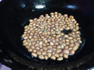 5、#咸味#自制花生香菇酱,冷锅冷油倒入花生小火慢慢炸制变色捞出控油（油平时炒菜的量就行）