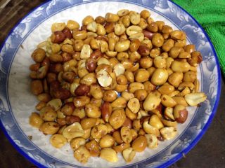 6、#咸味#自制花生香菇酱,不烫手时去掉外皮