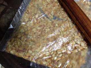 7、#咸味#自制花生香菇酱,倒入塑料袋用擀面杖擀成粗粒备用