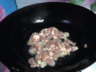 8、#咸味#自制花生香菇酱,原锅倒入肉丁煸炒