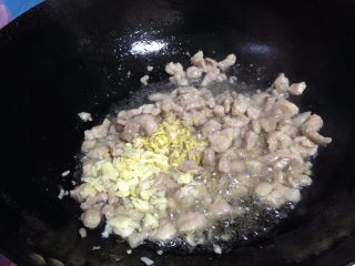 9、#咸味#自制花生香菇酱,煸至肉丁变成白色时加入姜、蒜碎、烹料酒去腥，继续煸至肉丁表面微黄