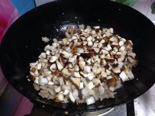10、#咸味#自制花生香菇酱,下入香菇丁翻炒（要中小火）