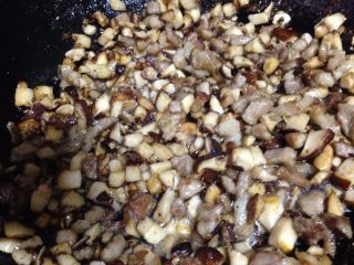 11、#咸味#自制花生香菇酱,炒至香菇丁水分减少、表面微黄