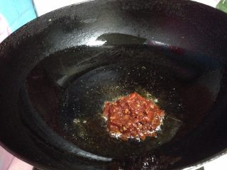 12、#咸味#自制花生香菇酱,另起锅，热锅凉油小火下入郫县豆瓣酱（油的量要稍微多一些才好吃）
