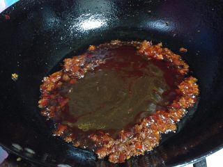 14、#咸味#自制花生香菇酱,倒入混合好的酱汁翻炒