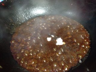 15、#咸味#自制花生香菇酱,加入白糖